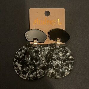 🍀 5/$25🍀 Audrey L Earrings new on card